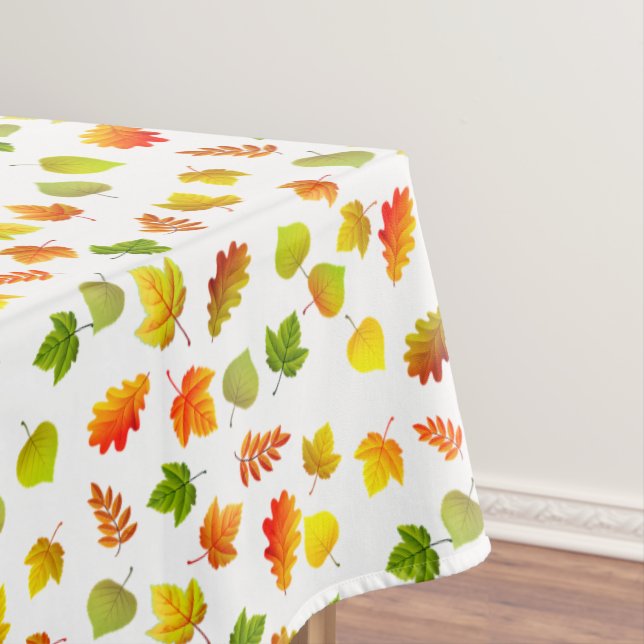 Belles feuilles d'automne sur une nappe blanche (In Situ)