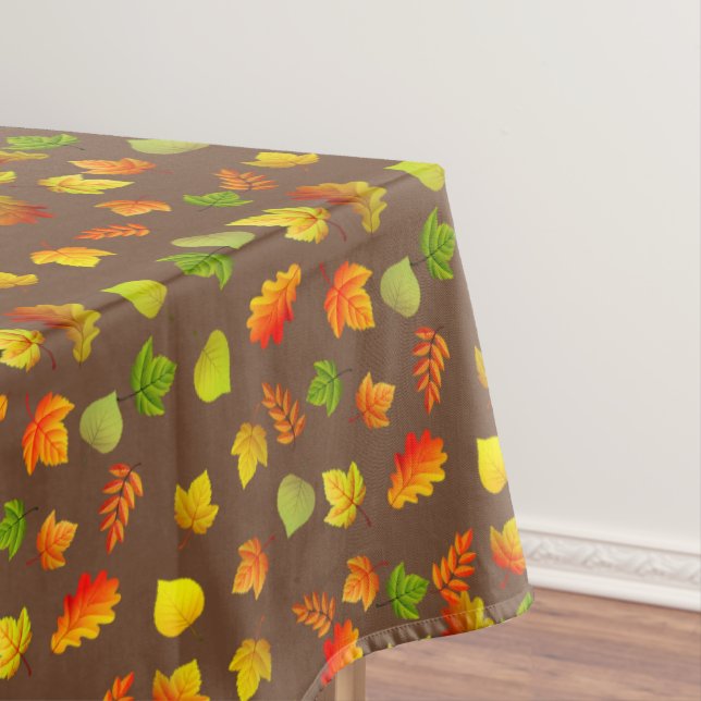 Belles feuilles d'automne sur une nappe marron (In Situ)