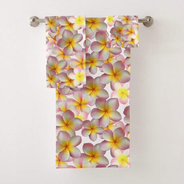 Belles fleurs de plumeria sur fond blanc (En situation)