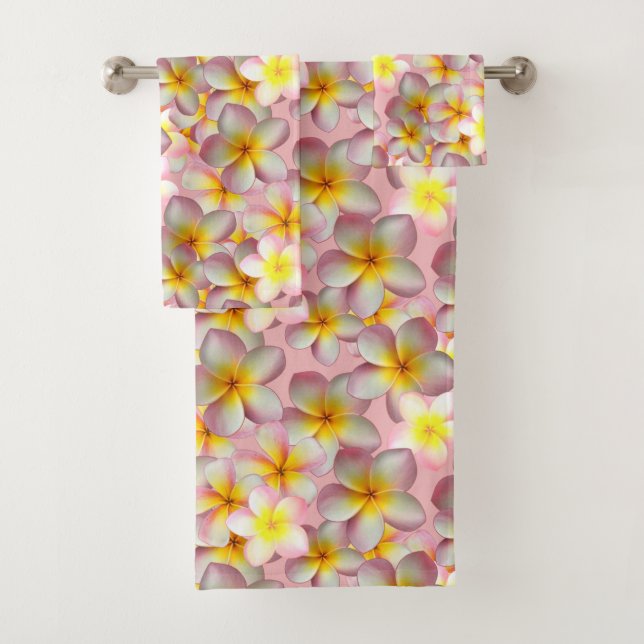 Belles fleurs de plumeria sur un ensemble de servi (En situation)