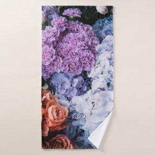 Belles fleurs florissantes (roses, hydrangées, c