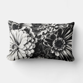 Belles fleurs noires et blanches sur un oreiller