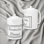 Bendecidos noir et blanc Bilingue Blessé Teapot<br><div class="desc">Élégante théière espagnole, bilingue, noire et blanche avec "Blessed" en anglais et "Bendecidos" en espagnol ; les deux sont personnalisables pour être écrits dans votre propre langue. Donnez-leur votre touche personnelle en ajoutant votre propre langue ou message. Toujours une bonne idée à offrir à vous-même ou aux autres. Pour toutes...</div>
