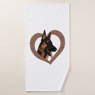 Berger allemand avec le coeur en forme de mot art