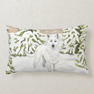 Berger allemand blanc dans le coussin de neige