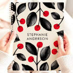 Berries botaniques noires et rouges Nom personnali<br><div class="desc">Immergez-vous dans un monde de beauté botanique avec ce planificateur captivant. De délicieux feuilles noirs se mêlent à des baies rouges vibrantes, créant un design à la fois élégant et frappant. Imaginez-vous en train de mettre en valeur vos rêves et rendez-vous au milieu de cette symphonie de la nature. Personnalisez-le...</div>