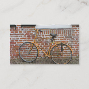 Bicyclette garée et carte photo de mur de briques