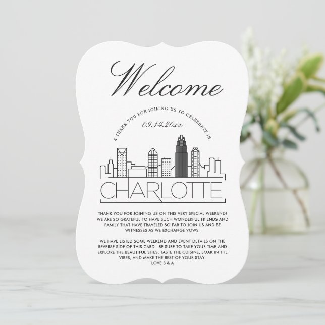 Bienvenue à Charlotte | Invitation Détails des inv (Debout devant)