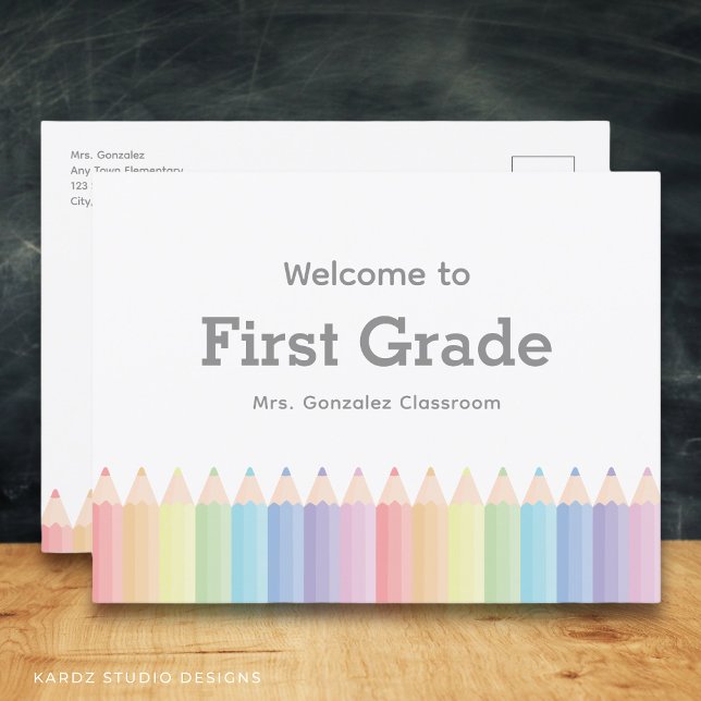 Bienvenue dans le modèle de carte postale de premi (Welcome back to school, teacher rainbow colored pencils. Cute postcard for Elementary or pre school)