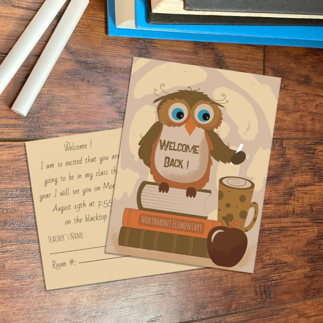 Bienvenue Retour Chouette enseignant Carte postale (Welcome back to school owl teacher postcard with school name .)