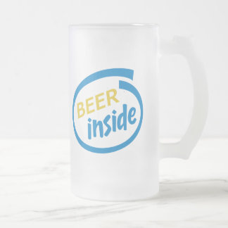 Bière à l'intérieur de stein/de tasse givrée