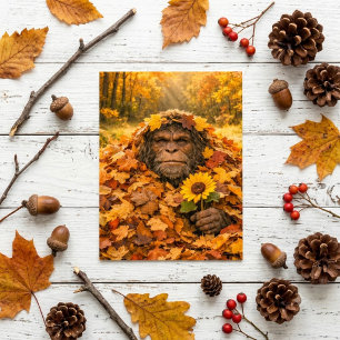 Bigfoot dans les feuilles d'automne carte postale