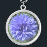 Bijoux - Collier - Bachelor Bleu Corne<br><div class="desc">La beauté des fleurs ne cesse d'émerveiller, mais cette petite fleur porte un "bang pour le dollar" étonnant. À peine plus grande qu'une pièce de cinquante cents, elle a été photographiée de près et agrandie à des détails époustouflants. Le centre évoque une anémone marine, avec des tendres translucides qui s'étirent...</div>