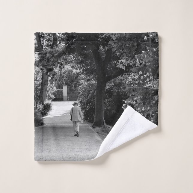 Black and white photo of old man at park (Gant de toilette)