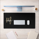 Black Gold Modern Script Girl Monogramme Nom<br><div class="desc">Ajoutez une touche d'élégance et de fonctionnalité à votre espace de travail avec le Black Gold Modern Script Girly Monogram Name Mat de bureau. Doté d'un design noir épuré et d'un monogramme d'or chic en écriture moderne, ce tapis de bureau offre à la fois style et fonctionnalité. Parfait pour les...</div>