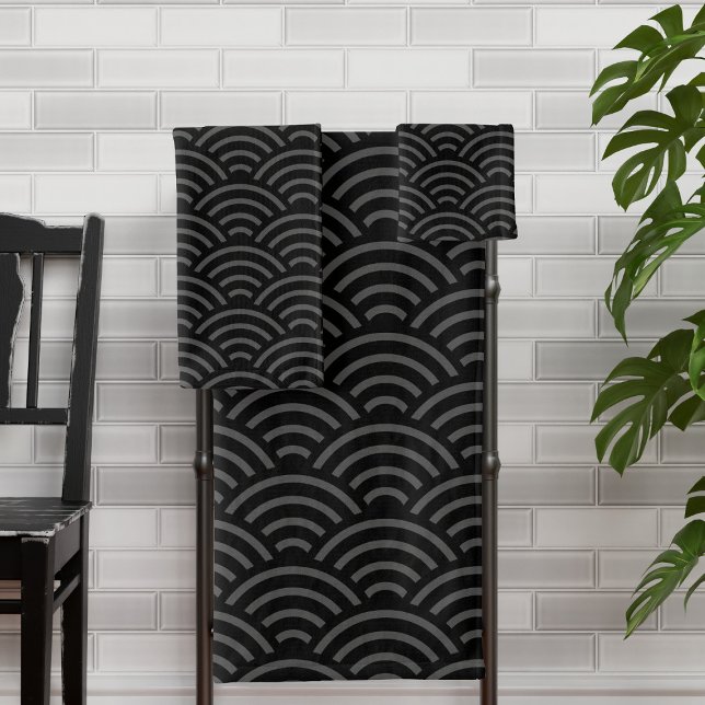 Black Grey Wave Motif de style japonais (A modern take on the traditional Japanese Seigaiha wave print pattern perfect for your japandi style)