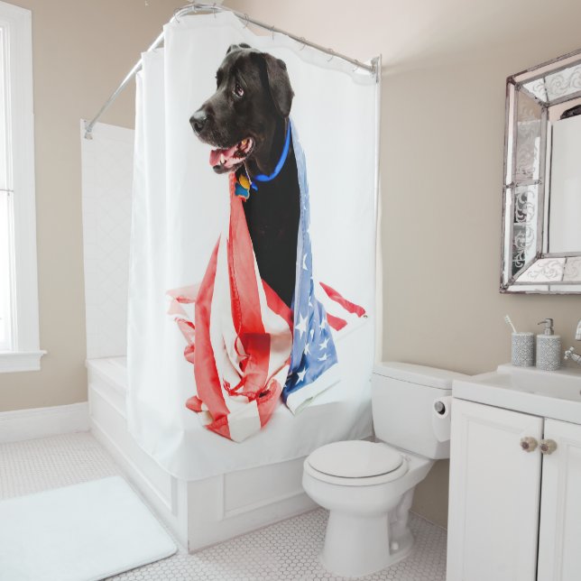 Black Lab avec rideau de douche à drapeau américai (En situation)