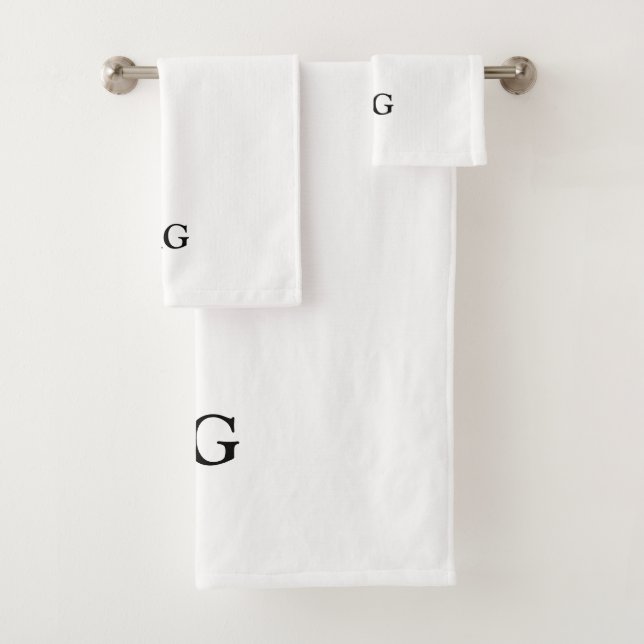Black Letter Monogrammed Initial Towel Set (En situation)