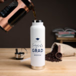 Black Nom personnalisé Graduation Cadeau Bouteille<br><div class="desc">Célébrez l'événement spécial de votre bien-aimé avec cette bouteille d'eau personnalisée. Ce design comprend une typographie stylisée " Félicats GRAD " et un graphisme de casquette de graduation avec du texte personnalisé. Un cadeau personnalisé parfait pour la journée de remise des diplômes ! D'autres designs sont disponibles dans ma boutique...</div>