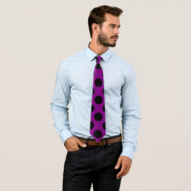Black on Purple Giant Taille Pois Cravate (En situation)