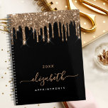 Black or gouttes monogramme nom 2025<br><div class="desc">Un élégant arrière - plan noir avec des gouttes, la peinture goutte à goutte. Personnalisez et ajoutez une année, un nom et un titre. Le nom est écrit avec un grand script doré de style moderne et écrit à la main. Parfait pour l'école, le travail ou l'organisation de votre vie...</div>