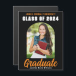 Black Orange 2024 Graduation Photo Arch Magnet<br><div class="desc">Cet aimant moderne orange et noir personnalisé pour faire-part de deuxième cycle photo avec votre nom de lycée ou de collège pour la classe de 2024. Customisez avec votre nom sous l'écriture manuscrite chic et audacieuse et le casquette noir pour une grande carte magnétique de graduation personnalisée.</div>
