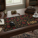Black & Red Poppy Vintage William Morris Monogramm<br><div class="desc">Ajoutez à votre bureau une touche d'histoire de l'art classique avec ce tapis de bureau à fleurs d'inspiration William Morris personnalisé. Doté d'un beau motif botanique vintage aux tons riches et terreux de rouge profond, noir et or, cette grande bouche transforme votre espace de travail en une oeuvre d'art. Le...</div>