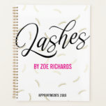 Black Script & Faux Gold Lashes Rendez-vous<br><div class="desc">Planificateur en spirale chic ou carnet de rendez-vous pour un artiste fouetté dans un design attrayant avec un motif fouetté en faux or et blanc, script tourbillonnant noir, et bold magenta comme couleur d'accent.</div>