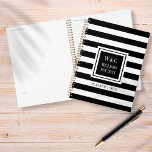 Black White Stripe Nom de famille Monogramme 2023<br><div class="desc">Élégant afficheur monogramme d'initiales personnalisées et tendance avec un motif rayé noir et blanc avec vos initiales et votre nom de famille avec votre date établie dans un carré aux bords noirs avec un texte blanc classique. Conçu par Thisisnotme©</div>