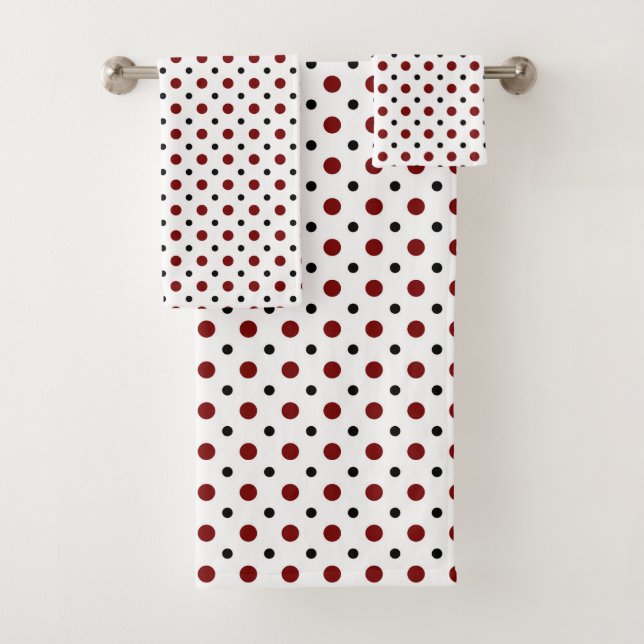 Blanc avec des pois noirs et rouges (En situation)