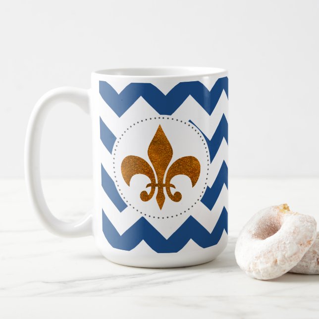 Blanc Chevrons Gold Fleur de Lis Mug (Avec donut)
