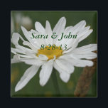 Blanc Fleur de marier Fleur de marier Favor Magnet<br><div class="desc">Belle marguerite blanche avec des gouttes de pluie persistantes photographie de fleur par Susan mariage favoriser aimant réfrigérateur. Remplissez vos informations dans le modèle. Apportez plus de modifications à la taille, au style et à la couleur du texte et de la police en cliquant sur Personnaliser. Si vous avez des...</div>