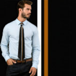Blancs verticaux et Brown sur cravate noire<br><div class="desc">Une cravate simple mais audacieuse avec des fines rayures verticales blanches et brunes sur le noir. Une cravate parfaite pour une entrevue,  un diplôme,  un mariage ou même une fête... une cravate parfaite pour toutes les occasions.</div>