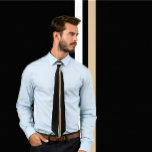 Blancs verticaux et tans sur cravate noire<br><div class="desc">Une cravate simple mais audacieuse avec des bandes verticales fines blanches et bronzées sur le noir. Une cravate parfaite pour une entrevue,  un diplôme,  un mariage ou même une fête... une cravate parfaite pour toutes les occasions.</div>