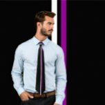 Blancs verticaux et violets sur cravate noire<br><div class="desc">Une cravate simple mais audacieuse avec des bandes verticales blanches et violettes sur le noir. Une cravate parfaite pour une entrevue,  un diplôme,  un mariage ou même une fête... une cravate parfaite pour toutes les occasions.</div>