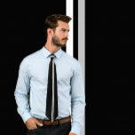 Blancs verticaux, Gris clair sur Cravate noire<br><div class="desc">Une cravate simple mais audacieuse avec des bandes verticales blanches et gris clair sur le noir. Une cravate parfaite pour une entrevue,  un diplôme,  un mariage ou même une fête... une cravate parfaite pour toutes les occasions.</div>