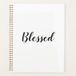 Blessé noir blanc texte personnalisé texte mignon<br><div class="desc">Blessed Grateful noir et blanc script personnalisé calligraphie texte moderne mignon élégante gratitude Planificateur. Texte noir personnalisable sur arrière - plan couleur unie blanche. Les couleurs sont modifiables. Vous pouvez choisir de le laisser tel quel, ou de le personnaliser avec votre nom, initiales, année, etc journal de bien-être, journal quotidien...</div>