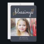 Blessures simples Carte photo de Noël | Bleu<br><div class="desc">Un doux souhait de bénédictions de votre famille à la leur est le message avec ce design simple et moderne pour un accueil de vacances. La police cursive lettrée à la main est charmante décontractée et contemporaine et accentuée de petites sources de baies sèches. Sur le dos, il y a...</div>