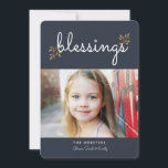 Blessures simples Carte photo de Noël | Bleu<br><div class="desc">Un doux souhait de bénédictions de votre famille à la leur est le message avec ce design simple et moderne pour un accueil de vacances. La police cursive lettrée à la main est charmante décontractée et contemporaine et accentuée de petites sources de baies sèches. Sur le dos, il y a...</div>