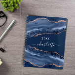Bleu agate marbre rose or nom script 2025<br><div class="desc">Une agate en or bleu foncé et rose,  gravure en pierre de marbre comme arrière - plan Personnalisez et ajoutez votre nom. Le nom est écrit avec un script de style moderne écrit à la main.</div>