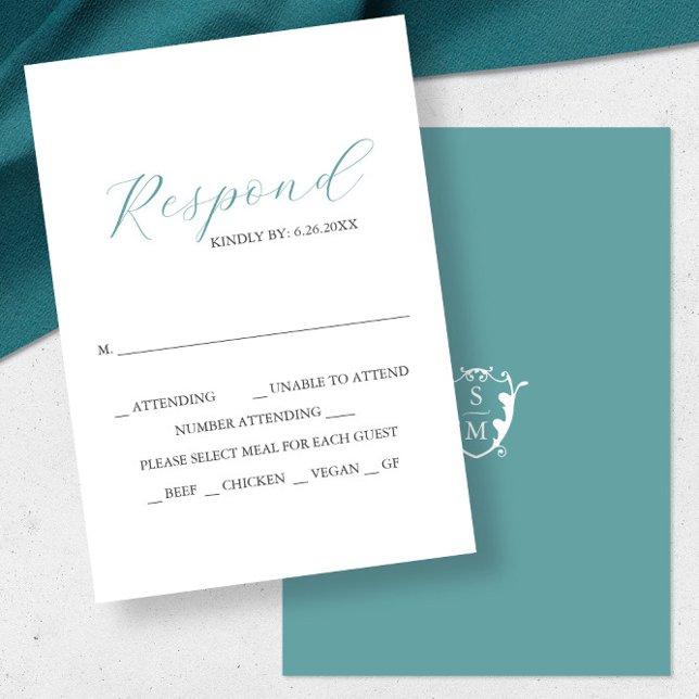 Bleu avec le choix de repas Monogramme Cartes RSVP (Monogrammed initials wedding rsvp card in turquoise blue.)