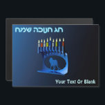 Bleu brillant Chanukkah Menorah<br><div class="desc">Une menorah moderne,  métallique,  bleue de Chanukkah,  avec un lion en silhouette,  contre un arrière - plan sombre et nocturne. Les neuf bougies sont allumées. Le texte hébreu "Chag Chanukkah Sameach" (Hanoukka heureuse) apparaît également en bleu et blanc éclatant. Ajoutez votre propre texte supplémentaire.</div>