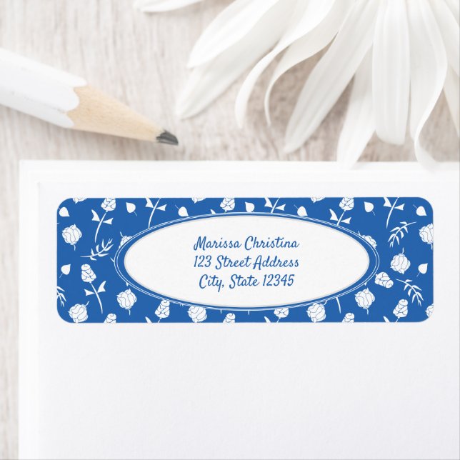 Bleu clair et blanc Étiquette à motifs floraux (En situation)