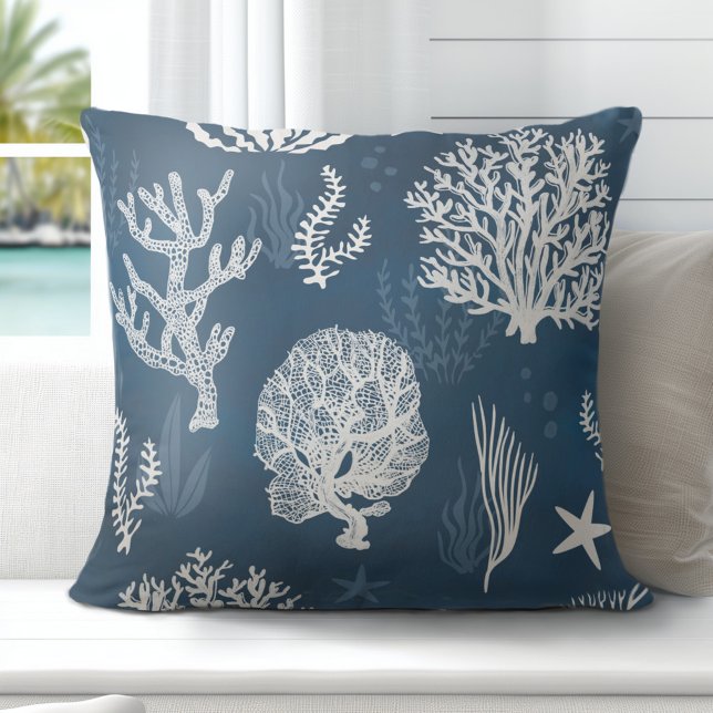 Bleu côtier Corail blanc Lancer oreiller (Discover Gorgeous Coastal Throw Pillows by Totally Coast.)