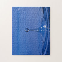 Bleu goutte d'eau en mouvement sur un puzzle