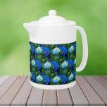 Bleu Hydrangée fleurit motif floral<br><div class="desc">Théière en céramique blanche avec couvercle qui présente une photo de belles fleurs bleues de Mophead Hydrangea imprimées dans un motif extensible. Un joli design floral !</div>