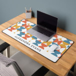 Bleu orange jaune rétro Imprimer MONOGRAS<br><div class="desc">Élevez votre style professionnel avec notre tapis de bureau rétro moderne du milieu du siècle avec un motif vintage captivant des années 70 ou 60. La suite présente un design unique avec des formes demi-cercle et pétoncle dans des tons vifs de bleu, d'orange et de jaune. Personnalisez votre espace de...</div>