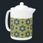 Bleu rétro et marguerites noires sur motif floral<br><div class="desc">Jouant et amusant sont les mots qui viennent à l'esprit en regardant cette douce marguerite bleu et noir rétro sur un motif arrière - plan vert à fleurs. Oh si adorable et super mignon aussi. Ce motif floral d'inspiration marguerite classique se traduit parfaitement à la fois par des articles de...</div>