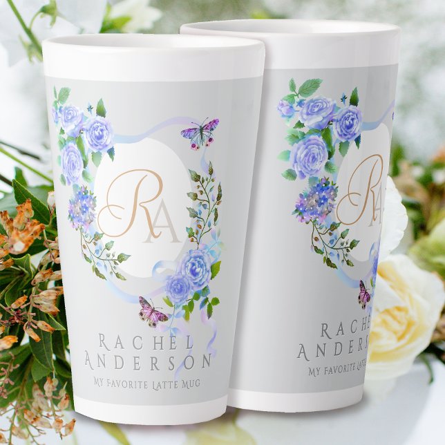 Bleu Rose ruban Chic Monogramme Gris Latte Mug (Romantic Blue Rose Ribbon Monogram Grey Latte Mug.)