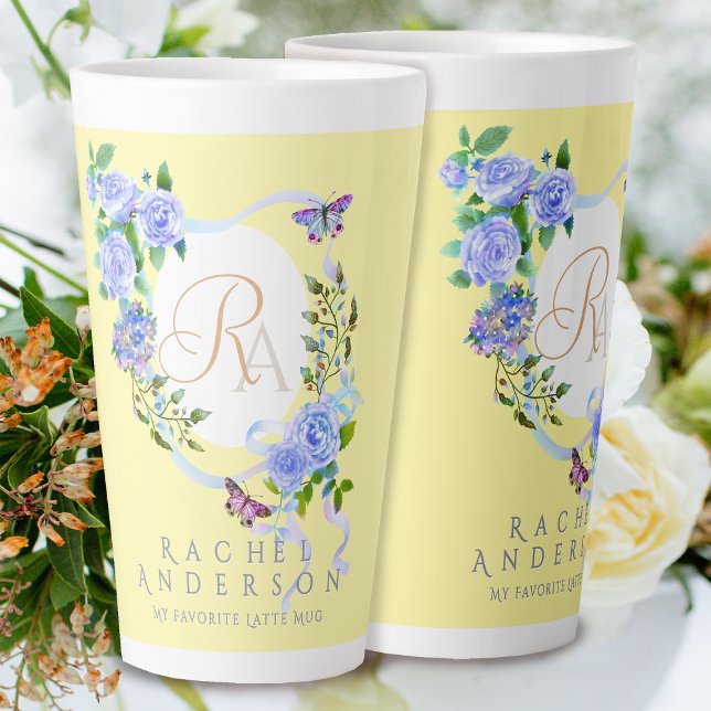 Bleu Rose ruban Chic Monogramme Jaune Latte Mug (Romantic Blue Rose Ribbon Monogram Yellow Latte Mug.)